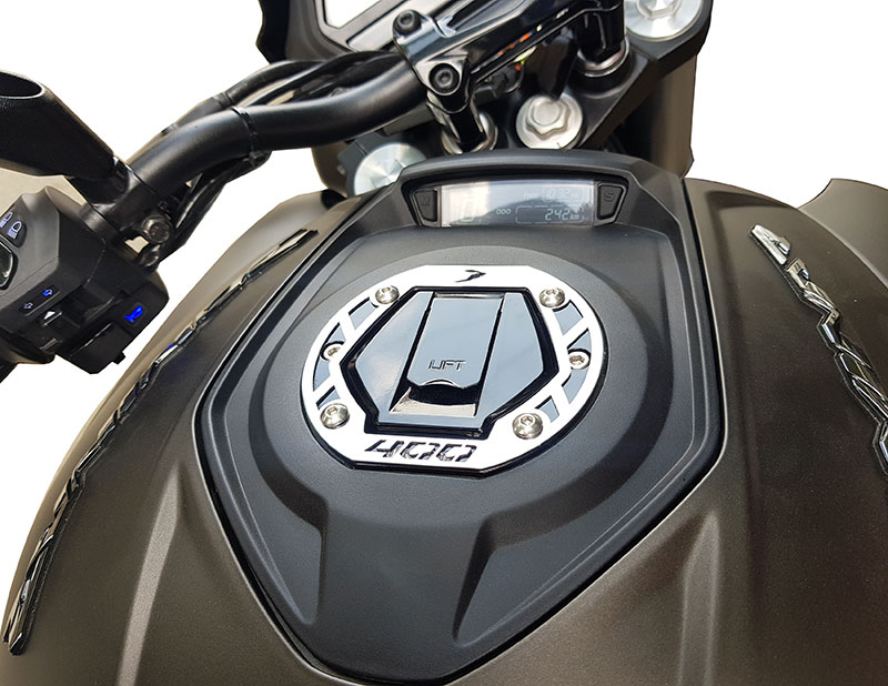 PLATINA TAPA TANQUE BAJAJ DOMINAR 400 1