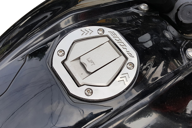 PLATINA TAPA TANQUE BAJAJ PULSAR 200 NS 1