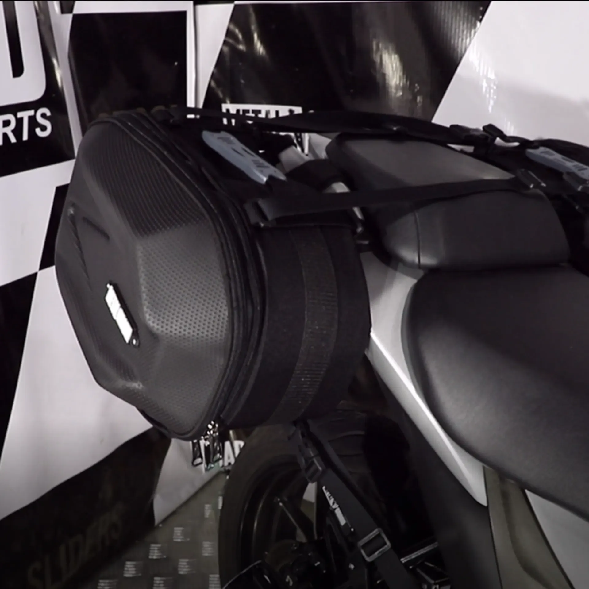 [FSU12026053] PORTA ALFORJAS LIGERO SUZUKI GIXXER 250 Y SF – 150 FI