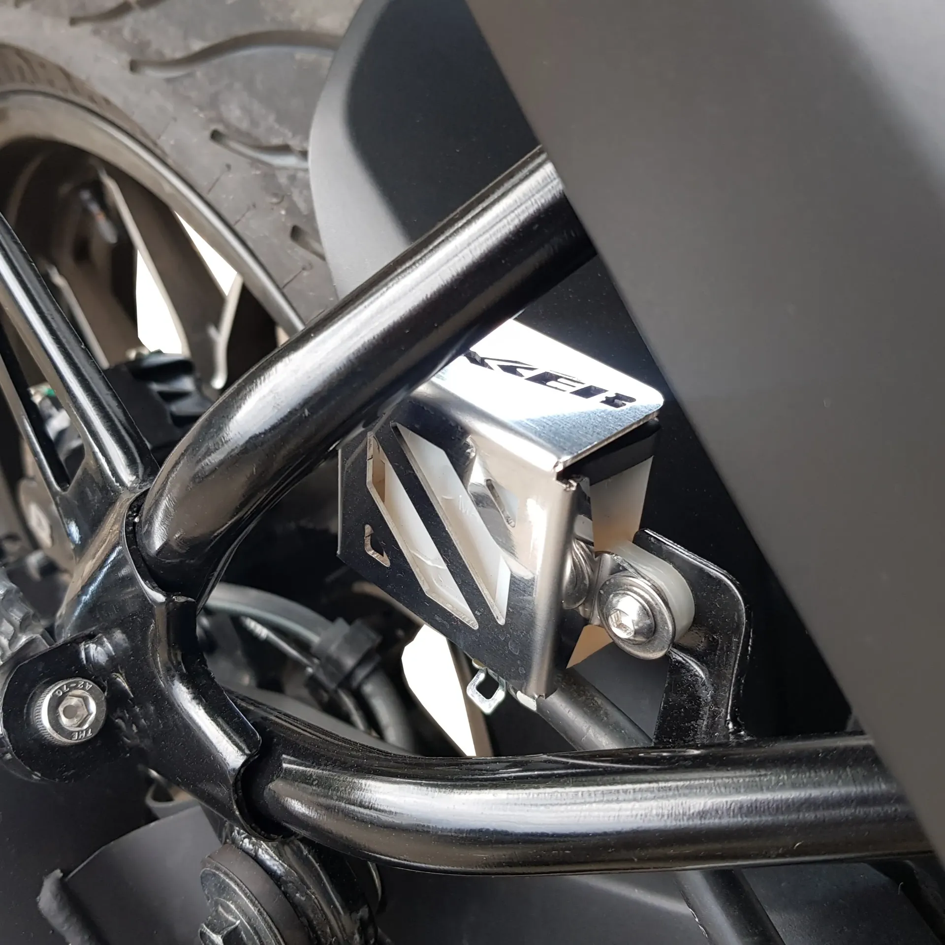 [PSU04016241] PROTECTOR DEPOSITO TRASERO SUZUKI GIXXER 250 – 150 FI (Plateado)