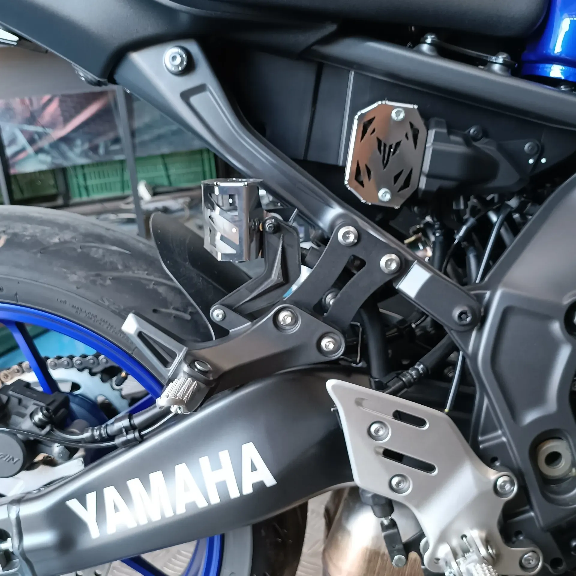 EXTENSORES DE POSAPIES TRASERO MT09 V3