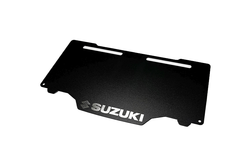 PROTECTOR DE PLACA SUZUKI GRABADO