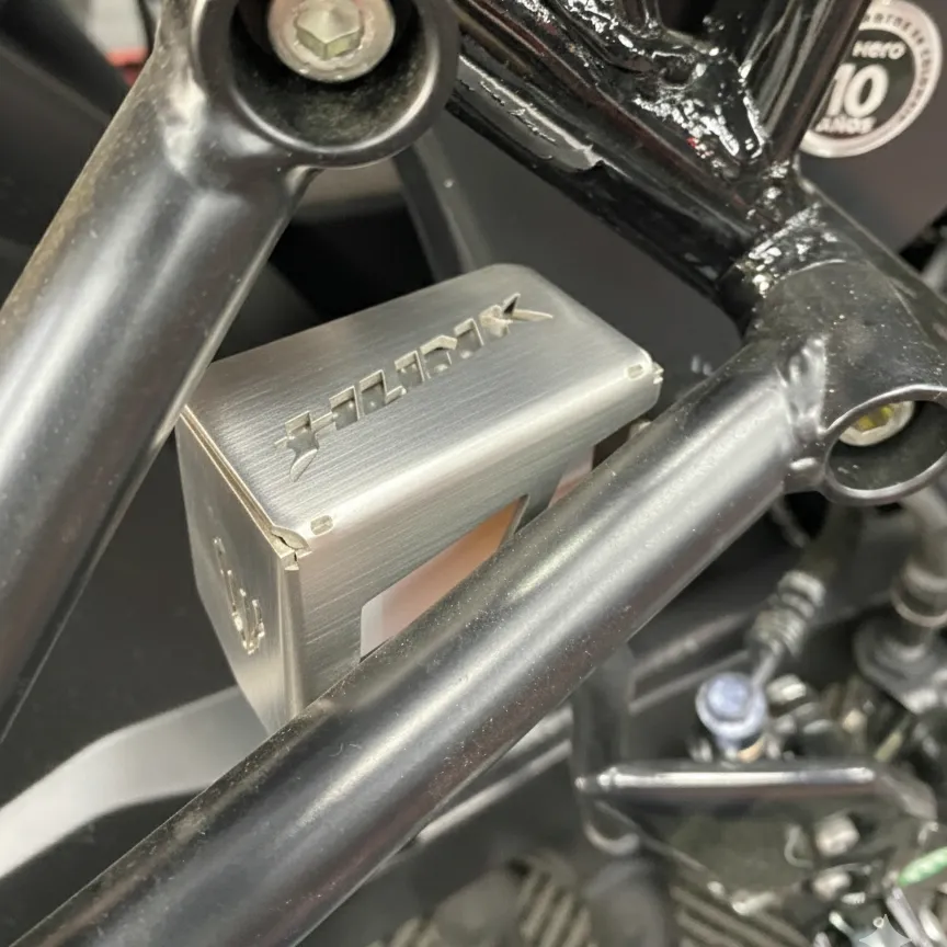 [PHE0427198] PROTECTOR DEPOSITO TRASERO HERO HUNK 160 (Plateado)