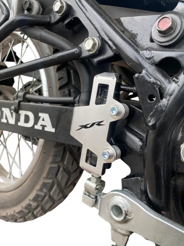 PROTECTOR BOMBA FRENO TRASERO HONDA XR 190 2.0