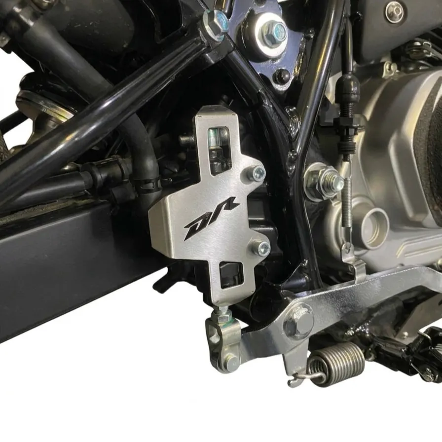 PROTECTOR BOMBA FRENO TRASERO SUZUKI DR 160